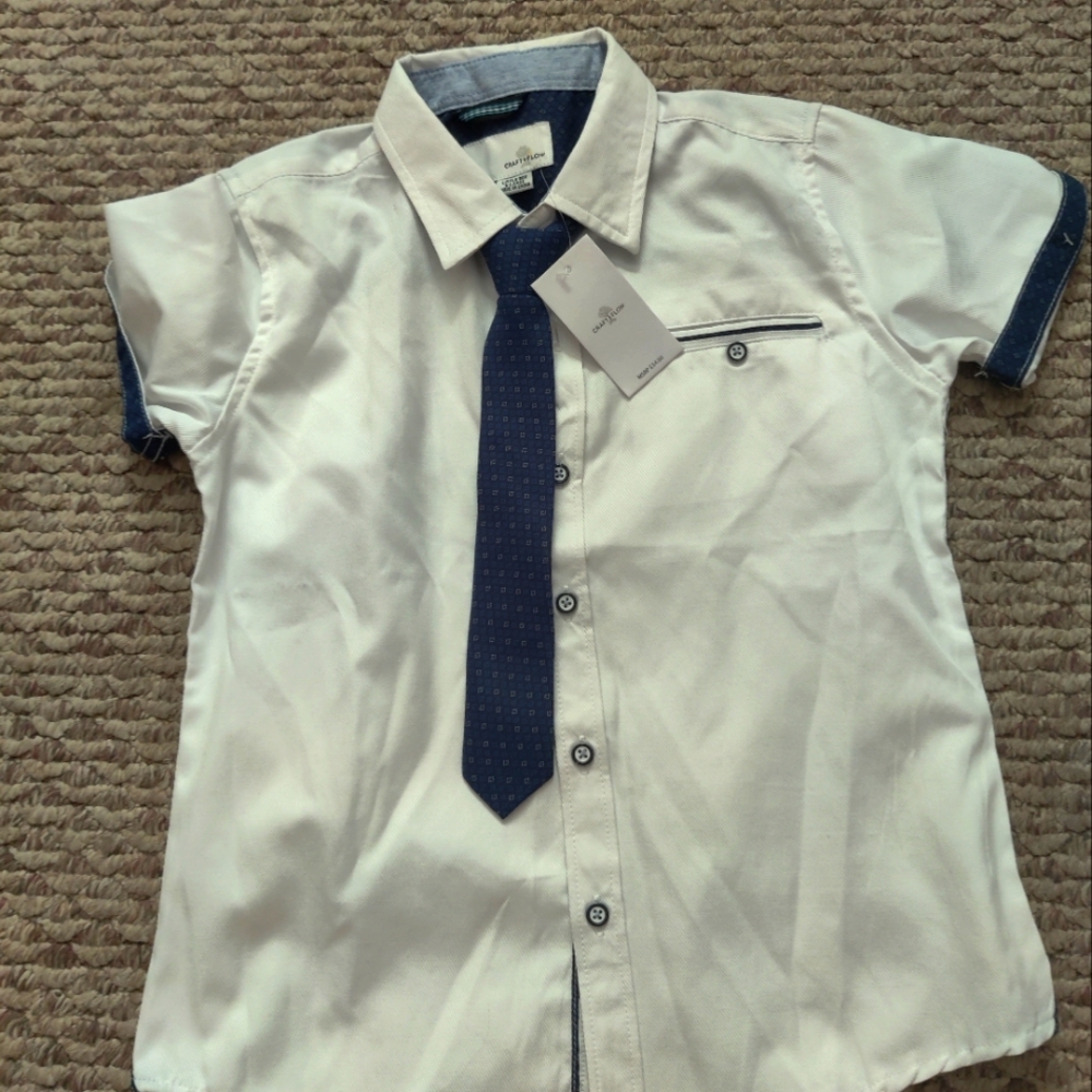 Short sleeve shirt with tie